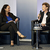 Podiumsdiskussion: Daniela Wiesler (Moderation) und Paloma Miersch (BMFSFJ) im Gespräch 